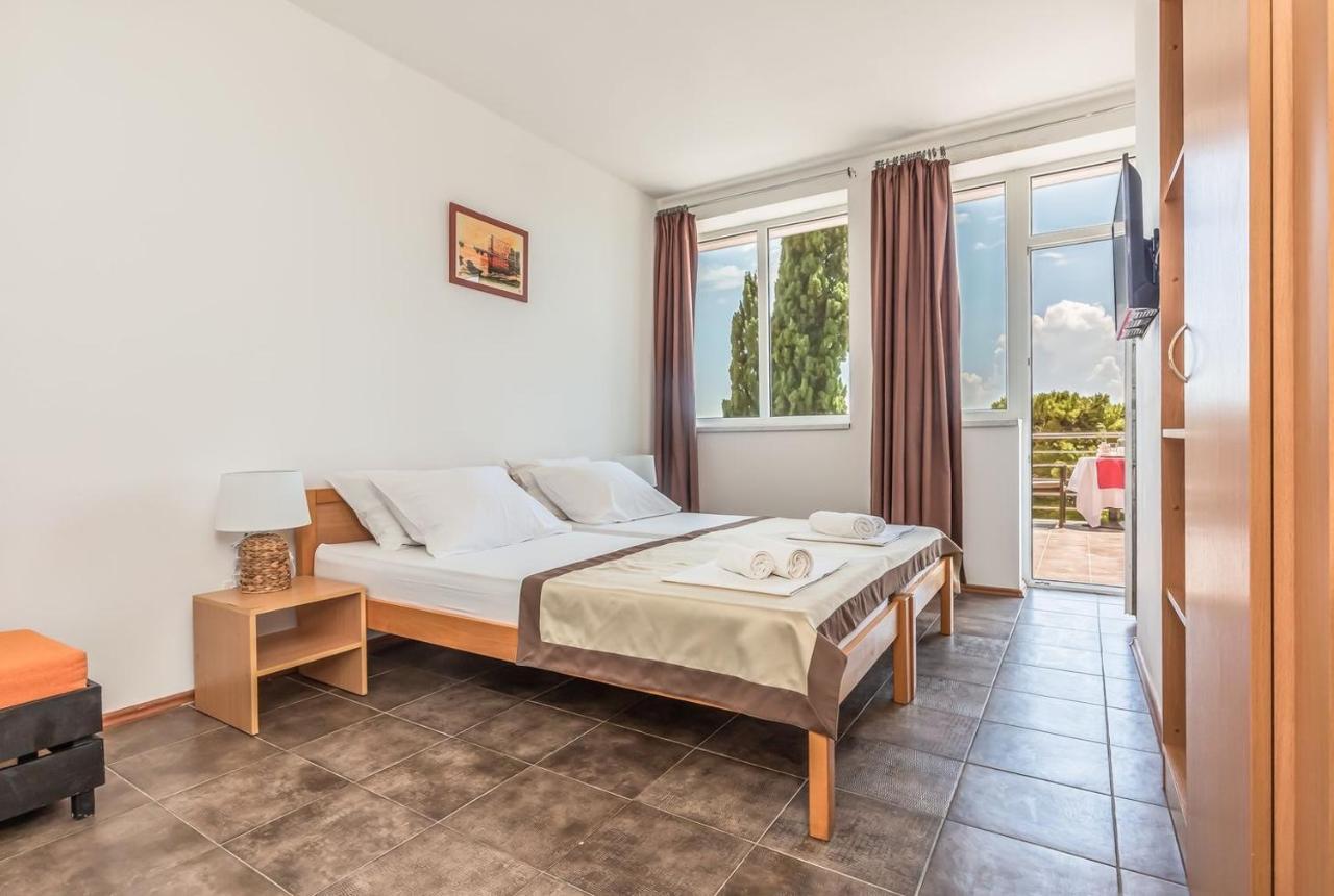Motel Ljetni Raj Baska Voda Exterior photo